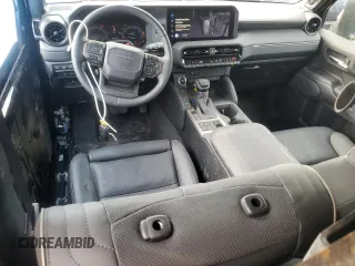 2024 Toyota Land Cruiser z VIN JTEABFAJ5RK002588, wystawiony jako Copart lot #45684165 z przebiegiem 6 313 mil mil oraz Szkoda całkowita • Salvage title. Historia ofert i sprzedaży dostępna na DreamBid. Obrazek 8.
