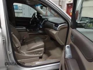 2015 Chevrolet Tahoe LT z VIN 1GNSKBKC7FR255956, wystawiony jako IAAI lot #42310560 z przebiegiem 215 968 mil mil oraz . Historia ofert i sprzedaży dostępna na DreamBid. Obrazek 5.