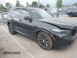 2025 BMW X5 xDrive40i z VIN 5UX23EU02S9Y41645, wystawiony jako IAAI lot #41929864 z przebiegiem Nie podano mil oraz . Historia ofert i sprzedaży dostępna na DreamBid. Obrazek 1.
