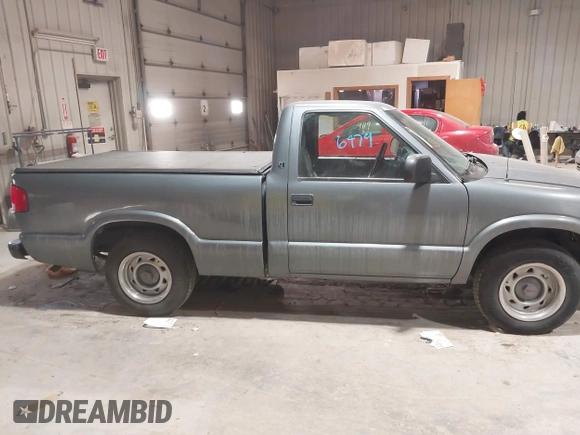 2002 GMC Sonoma SL z VIN 1GTCS145328187323, wystawiony jako IAAI lot #41486479 z przebiegiem 85 993 mil mil oraz . Historia ofert i sprzedaży dostępna na DreamBid. Obrazek 13.