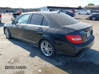 2013 Mercedes-Benz C 250 Sport z VIN WDDGF4HB9DR274623, wystawiony jako IAAI lot #42454520 z przebiegiem 142 991 mil mil oraz . Historia ofert i sprzedaży dostępna na DreamBid. Obrazek 3.
