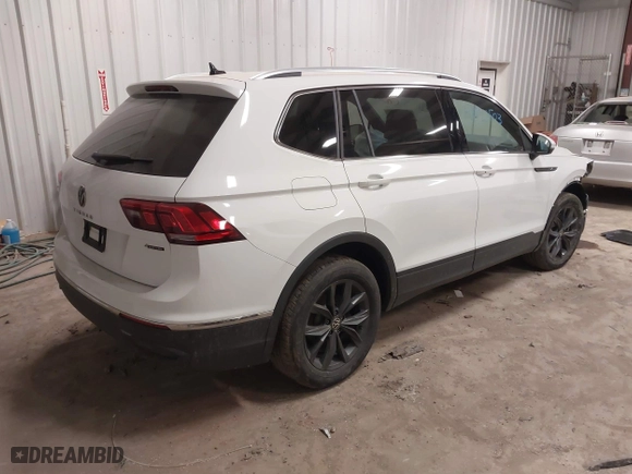 2022 Volkswagen Tiguan SE with VIN 3VV2B7AX0NM037109, listed as a IAAI auction lot 41727503 with 37,637 mi miles. Bid and sale history available at carsss.com. Image 4.