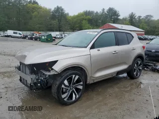 2023 Volvo XC40 Plus Dark Theme с VIN YV4L12UL1P2938143, выставлен на аукционе Copart как лот 55974655 с пробегом 18 336 миль миль и Списание • Salvage title. История ставок и продаж доступна на DreamBid. Изображение 1.