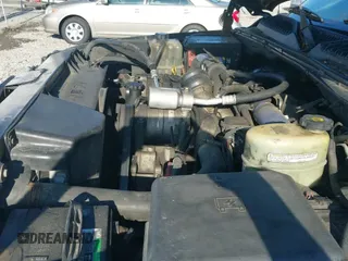 2002 Chevrolet Silverado 2500HD LS z VIN 1GCHK23142F227804, wystawiony jako IAAI lot #42729272 z przebiegiem 236 364 mil mil oraz . Historia ofert i sprzedaży dostępna na DreamBid. Obrazek 20.