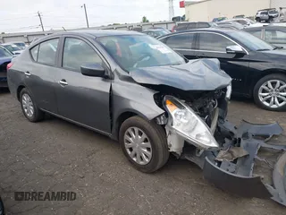 2019 Nissan Versa SV z VIN 3N1CN7AP1KL869816, wystawiony jako IAAI lot #42136180 z przebiegiem 117 428 mil mil oraz . Historia ofert i sprzedaży dostępna na DreamBid. Obrazek 1.