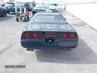 1988 Chevrolet Corvette z VIN 1G1YY3187J5105925, wystawiony jako IAAI lot #42358878 z przebiegiem 204 801 mil mil oraz . Historia ofert i sprzedaży dostępna na DreamBid. Obrazek 12.