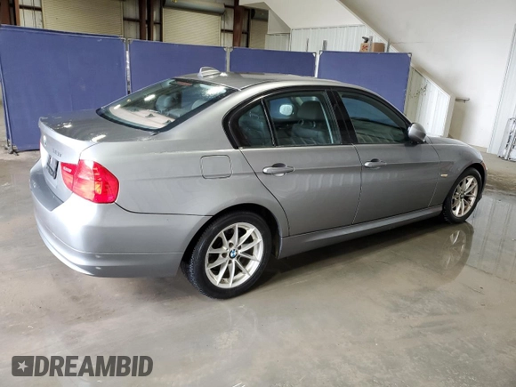 2010 BMW 3 Series 328i z VIN WBAPH5G51ANM69962, wystawiony jako Copart lot #54676555 z przebiegiem 173 498 mil mil oraz Czysty tytuł • Clean title. Historia ofert i sprzedaży dostępna na DreamBid. Obrazek 3.
