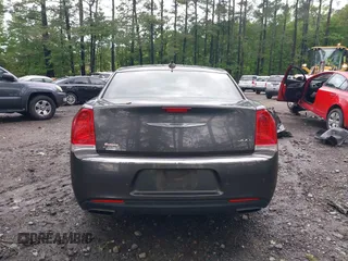 2016 Chrysler 300 Anniversary Edition z VIN 2C3CCAAG3GH141208, wystawiony jako IAAI lot #42213612 z przebiegiem 113 744 mil mil oraz . Historia ofert i sprzedaży dostępna na DreamBid. Obrazek 16.
