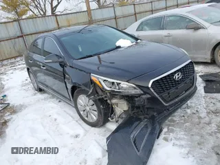 2017 Hyundai Sonata Hybrid SE with VIN KMHE24L15HA048557, listed as a IAAI auction lot 41623642 with 210,283 mi miles. Bid and sale history available at carsss.com. Image 1.