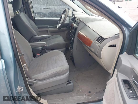2008 Chrysler Town & Country LX with VIN 2A8HR44H18R652698, listed as a IAAI auction lot 41787323 with 199,163 mi miles. Bid and sale history available at carsss.com. Image 5.