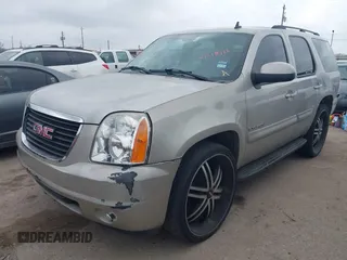 2008 GMC Yukon SLE w/3SA with VIN 1GKFC13C38R163590, listed as a IAAI auction lot 41518922 with 208,715 mi miles. Bid and sale history available at carsss.com. Image 2.