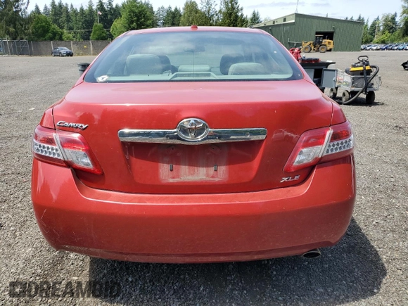 2011 Toyota Camry LE z VIN 4T4BF3EK9BR141844, wystawiony jako Copart lot #60490655 z przebiegiem 180 131 mil mil oraz Szkoda całkowita • Salvage title. Historia ofert i sprzedaży dostępna na DreamBid. Obrazek 6.
