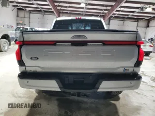 2024 Ford F-150 Lightning Lariat z VIN 1FT6W5L74RWG04451, wystawiony jako Copart lot #86058664 z przebiegiem 2 232 mil mil oraz Szkoda całkowita • Salvage title. Historia ofert i sprzedaży dostępna na DreamBid. Obrazek 6.