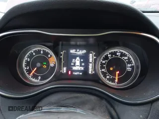 2019 Jeep Cherokee Latitude Plus z VIN 1C4PJLLBXKD420578, wystawiony jako IAAI lot #41462302 z przebiegiem 116 277 mil mil oraz . Historia ofert i sprzedaży dostępna na DreamBid. Obrazek 7.