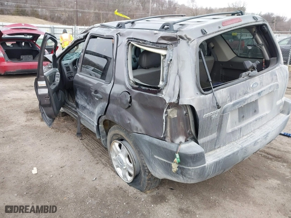 2004 Ford Escape XLT with VIN 1FMCU93104KA88855, listed as a IAAI auction lot 41433173 with 136,355 mi miles. Bid and sale history available at carsss.com. Image 3.