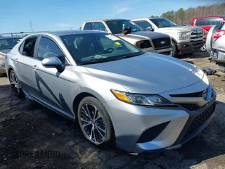 2020 Toyota Camry SE z VIN 4T1M11AK0LU507848, wystawiony jako IAAI lot #41709477 z przebiegiem 70 895 mil mil oraz . Historia ofert i sprzedaży dostępna na DreamBid. Obrazek 1.