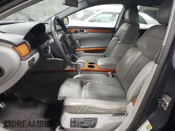 2004 Volkswagen Phaeton V8 z VIN WVWAF63D848008651, wystawiony jako Copart lot #78267004 z przebiegiem 146 193 mil mil oraz Szkody całkowita. Historia ofert i sprzedaży dostępna na DreamBid. Obrazek 7.