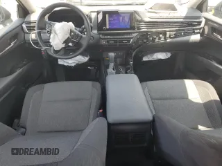 2025 Toyota Camry LE z VIN 4T1DAACK6SU024733, wystawiony jako Copart lot #59023475 z przebiegiem 6 697 mil mil oraz Czysty tytuł • Clean title. Historia ofert i sprzedaży dostępna na DreamBid. Obrazek 8.