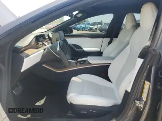 2022 Tesla Model S z VIN 5YJSA1E53NF491494, wystawiony jako Copart lot #56483015 z przebiegiem 31 507 mil mil oraz Szkoda całkowita • Salvage title. Historia ofert i sprzedaży dostępna na DreamBid. Obrazek 7.