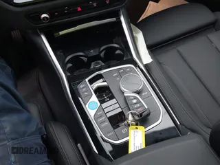 2024 BMW i4 eDrive35 z VIN WBY43AW09RFS24379, wystawiony jako IAAI lot #42014823 z przebiegiem 19 159 mil mil oraz . Historia ofert i sprzedaży dostępna na DreamBid. Obrazek 11.