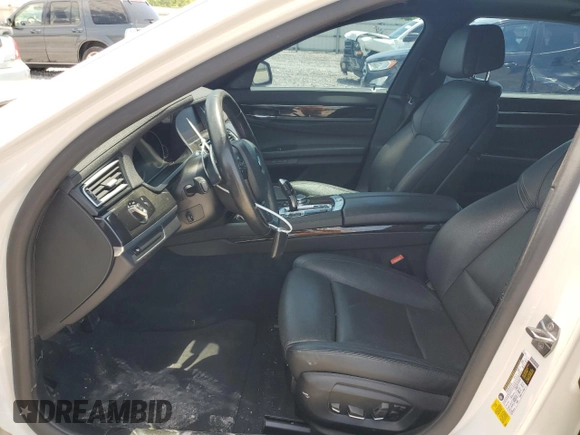 2015 BMW 7 Series 740Li z VIN WBAYE4C5XFD947323, wystawiony jako Copart lot #56962915 z przebiegiem 77 956 mil mil oraz Szkoda całkowita • Salvage title. Historia ofert i sprzedaży dostępna na DreamBid. Obrazek 7.