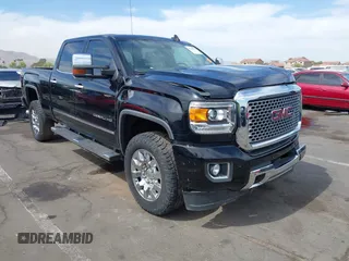 2015 GMC Sierra 2500HD Denali z VIN 1GT120E86FF667058, wystawiony jako IAAI lot #42212058 z przebiegiem 104 069 mil mil oraz . Historia ofert i sprzedaży dostępna na DreamBid. Obrazek 1.