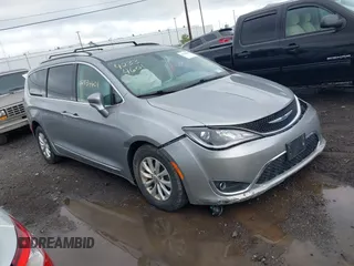 2018 Chrysler Pacifica Touring L z VIN 2C4RC1BG3JR356075, wystawiony jako IAAI lot #42334601 z przebiegiem 89 631 mil mil oraz . Historia ofert i sprzedaży dostępna na DreamBid. Obrazek 1.