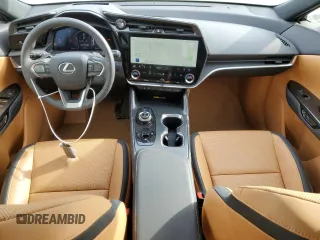 2024 Lexus RZ 450e Premium z VIN JTJAAAAB8RA023618, wystawiony jako Copart lot #43230375 z przebiegiem 8307 mil mil oraz Szkody całkowita. Historia ofert i sprzedaży dostępna na DreamBid. Obrazek 8.