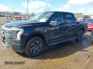 2024 Ford F-150 Lightning XLT z VIN 1FTVW3LK3RWG06339, wystawiony jako IAAI lot #41664763 z przebiegiem 9 891 mil mil oraz . Historia ofert i sprzedaży dostępna na DreamBid. Obrazek 22.