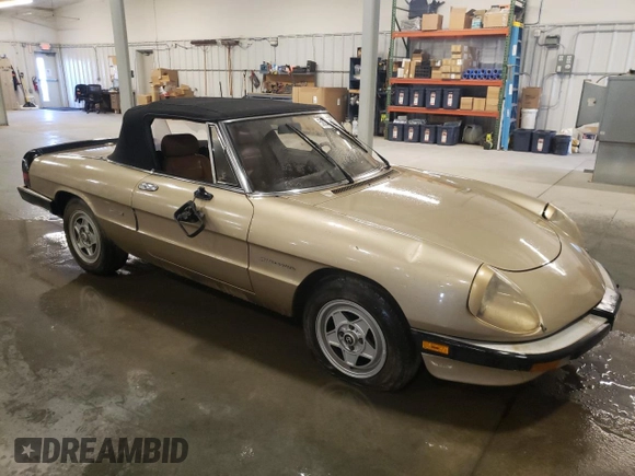 1986 Alfa Romeo Spider Veloce z VIN ZARBA541XG1037976, wystawiony jako Copart lot #50330035 z przebiegiem 47 885 mil mil oraz Szkoda całkowita • Salvage title. Historia ofert i sprzedaży dostępna na DreamBid. Obrazek 4.