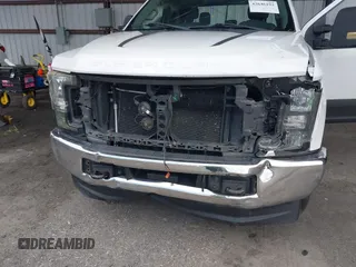 2018 Ford F-250 XL z VIN 1FT7W2B60JEB37227, wystawiony jako IAAI lot #42646192 z przebiegiem 182 730 mil mil oraz . Historia ofert i sprzedaży dostępna na DreamBid. Obrazek 6.