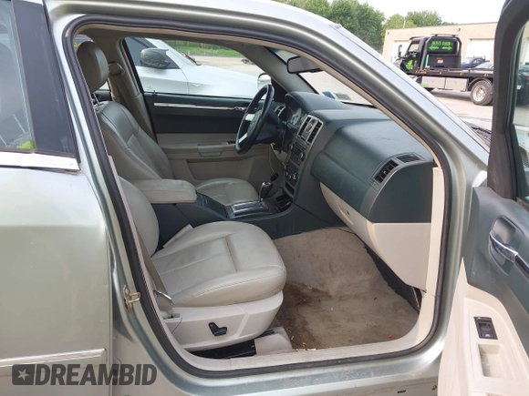 2006 Chrysler 300 Touring z VIN 2C3KK53G06H242398, wystawiony jako IAAI lot #42404803 z przebiegiem 163 947 mil mil oraz . Historia ofert i sprzedaży dostępna na DreamBid. Obrazek 5.