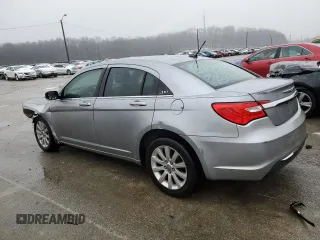 2013 Chrysler 200 Touring z VIN 1C3CCBBB2DN688904, wystawiony jako Copart lot #44463585 z przebiegiem 123 940 mil mil oraz Szkoda całkowita • Salvage title. Historia ofert i sprzedaży dostępna na DreamBid. Obrazek 2.