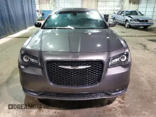 2016 Chrysler 300 S z VIN 2C3CCAGG6GH304831, wystawiony jako Copart lot #44977175 z przebiegiem 100 897 mil mil oraz Czysty tytuł • Clean title. Historia ofert i sprzedaży dostępna na DreamBid. Obrazek 5.