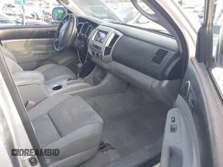 2006 Toyota Tacoma z VIN 3TMMU52N56M003428, wystawiony jako IAAI lot #41473266 z przebiegiem 227 547 mil mil oraz . Historia ofert i sprzedaży dostępna na DreamBid. Obrazek 5.