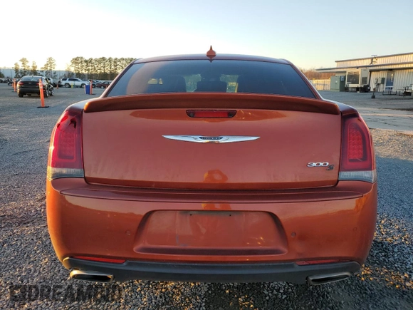2020 Chrysler 300 S z VIN 2C3CCABG1LH255488, wystawiony jako Copart lot #83475054 z przebiegiem 98 252 mil mil oraz Szkoda całkowita • Salvage title. Historia ofert i sprzedaży dostępna na DreamBid. Obrazek 6.