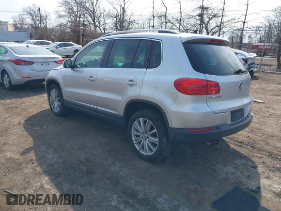 2012 Volkswagen Tiguan S z VIN WVGBV7AX9CW571627, wystawiony jako IAAI lot #41710871 z przebiegiem 157 998 mil mil oraz . Historia ofert i sprzedaży dostępna na DreamBid. Obrazek 3.