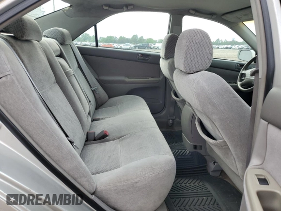 2004 Toyota Camry LE z VIN 4T1BE32K14U844858, wystawiony jako Copart lot #57564715 z przebiegiem 242 775 mil mil oraz Czysty tytuł • Clean title. Historia ofert i sprzedaży dostępna na DreamBid. Obrazek 10.