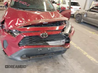 2023 Toyota RAV4 LE z VIN 2T3G1RFV4PW329681, wystawiony jako IAAI lot #41691853 z przebiegiem 12 419 mil mil oraz . Historia ofert i sprzedaży dostępna na DreamBid. Obrazek 6.