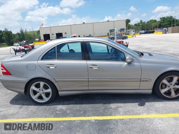 2005 Mercedes-Benz C 230 Kompressor с VIN WDBRF40J75A783792, выставлен на аукционе IAAI как лот 42772016 с пробегом 137 891 миль миль и . История ставок и продаж доступна на DreamBid. Изображение 13.