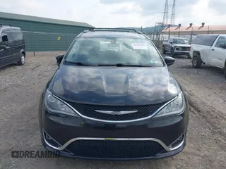 2017 Chrysler Pacifica Touring L z VIN 2C4RC1BG4HR534733, wystawiony jako IAAI lot #42286142 z przebiegiem 85 471 mil mil oraz . Historia ofert i sprzedaży dostępna na DreamBid. Obrazek 12.