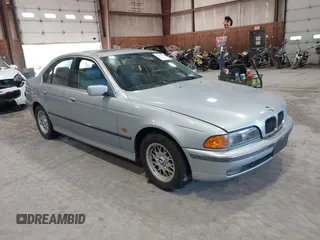1998 BMW 5 Series 528i z VIN WBADD6325WBW31780, wystawiony jako IAAI lot #42201692 z przebiegiem 111 224 mil mil oraz . Historia ofert i sprzedaży dostępna na DreamBid. Obrazek 1.