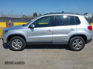 2017 Volkswagen Tiguan S z VIN WVGAV7AX5HK016877, wystawiony jako IAAI lot #42174845 z przebiegiem 99 334 mil mil oraz . Historia ofert i sprzedaży dostępna na DreamBid. Obrazek 14.