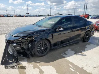2025 Toyota Camry LE z VIN 4T1DAACK0SU555314, wystawiony jako Copart lot #50601295 z przebiegiem 6 033 mil mil oraz Czysty tytuł • Clean title. Historia ofert i sprzedaży dostępna na DreamBid. Obrazek 1.