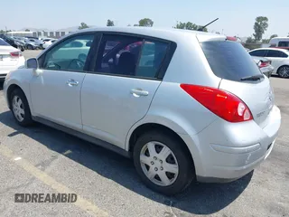 2009 Nissan Versa S z VIN 3N1BC13E19L355632, wystawiony jako IAAI lot #42444365 z przebiegiem 167 792 mil mil oraz . Historia ofert i sprzedaży dostępna na DreamBid. Obrazek 3.