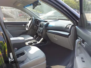 2012 Kia Sorento LX z VIN 5XYKTCA63CG304104, wystawiony jako IAAI lot #42275546 z przebiegiem 230 766 mil mil oraz . Historia ofert i sprzedaży dostępna na DreamBid. Obrazek 5.