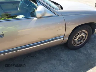 1995 Cadillac DeVille z VIN 1G6KD52B8SU251727, wystawiony jako IAAI lot #42479284 z przebiegiem 104 080 mil mil oraz . Historia ofert i sprzedaży dostępna na DreamBid. Obrazek 6.