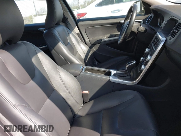 2015 Volvo V60 T5 Drive-E Premier z VIN YV140MEK2F1267396, wystawiony jako IAAI lot #41921329 z przebiegiem 93 937 mil mil oraz . Historia ofert i sprzedaży dostępna na DreamBid. Obrazek 5.