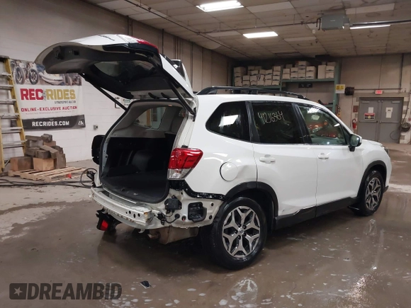 2019 Subaru Forester Premium with VIN JF2SKAGC3KH423315, listed as a IAAI auction lot 41216364 with 105,019 mi miles. Bid and sale history available at carsss.com. Image 4.