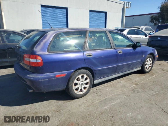 2004 Volvo V40 z VIN YV1VW27524F027635, wystawiony jako Copart lot #76744664 z przebiegiem 130 302 mil mil oraz Tytuł czysty. Historia ofert i sprzedaży dostępna na DreamBid. Obrazek 3.